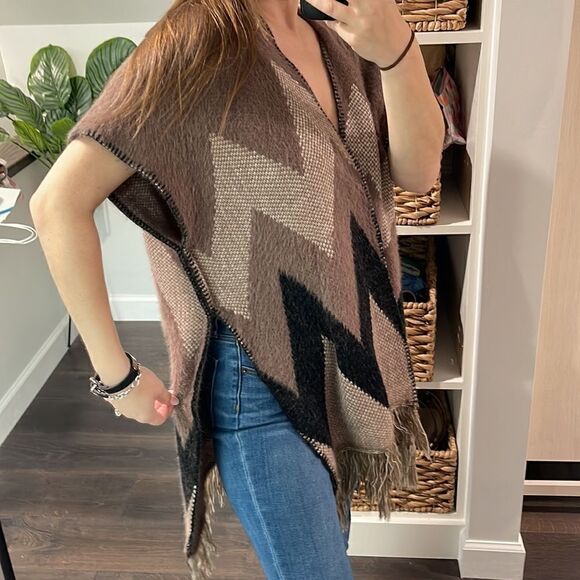 EUC Soft Khaki Black Chevron Wide Cap Sleeve Cape One Size - Picture 2 of 9